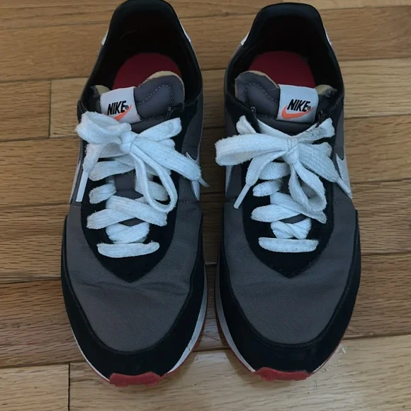 Nike - Picture 3 of 4